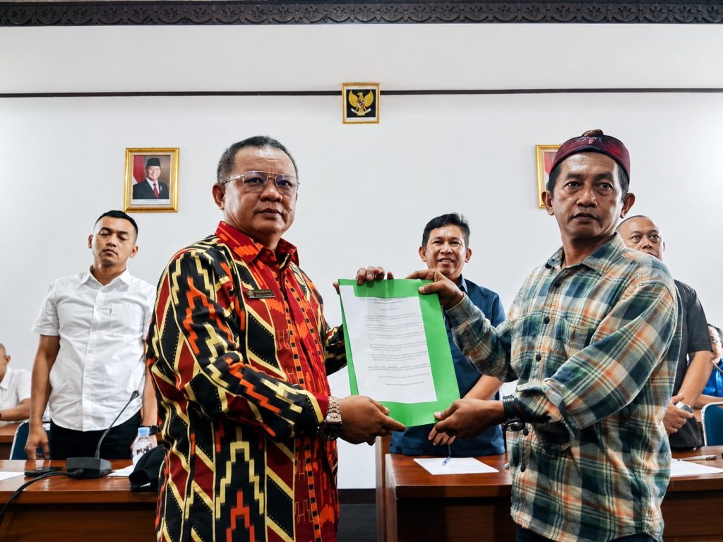 <h4><a href='https://postkotapontianak.com/demo-aliansi-sopir-berbuah-manis-preman-spbu-disikat-dishub-langsung-sidak/' title='Demo Aliansi Sopir Berbuah Manis: Preman SPBU Disikat, Dishub Langsung Sidak!'>Demo Aliansi Sopir Berbuah Manis: Preman SPBU Disikat, Dishub Langsung Sidak!</a></h4>