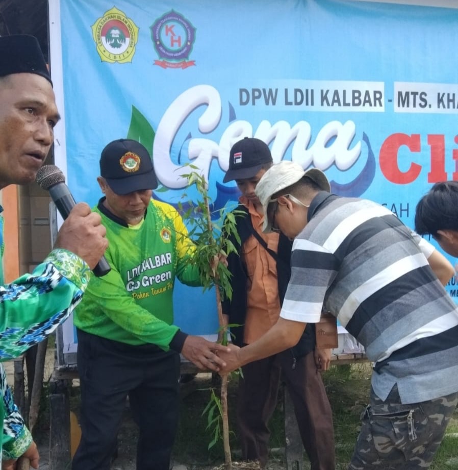 <h4><a href='https://postkotapontianak.com/kolaborasi-ldii-kalbar-dan-mts-khairul-hikmah-sulap-madrasah-jadi-oase-hijau-lewat-gema-cling/' title='Kolaborasi LDII Kalbar dan MTs Khairul Hikmah Sulap Madrasah Jadi Oase Hijau lewat “Gema Cling”'>Kolaborasi LDII Kalbar dan MTs Khairul Hikmah Sulap Madrasah Jadi Oase Hijau lewat “Gema Cling”</a></h4>