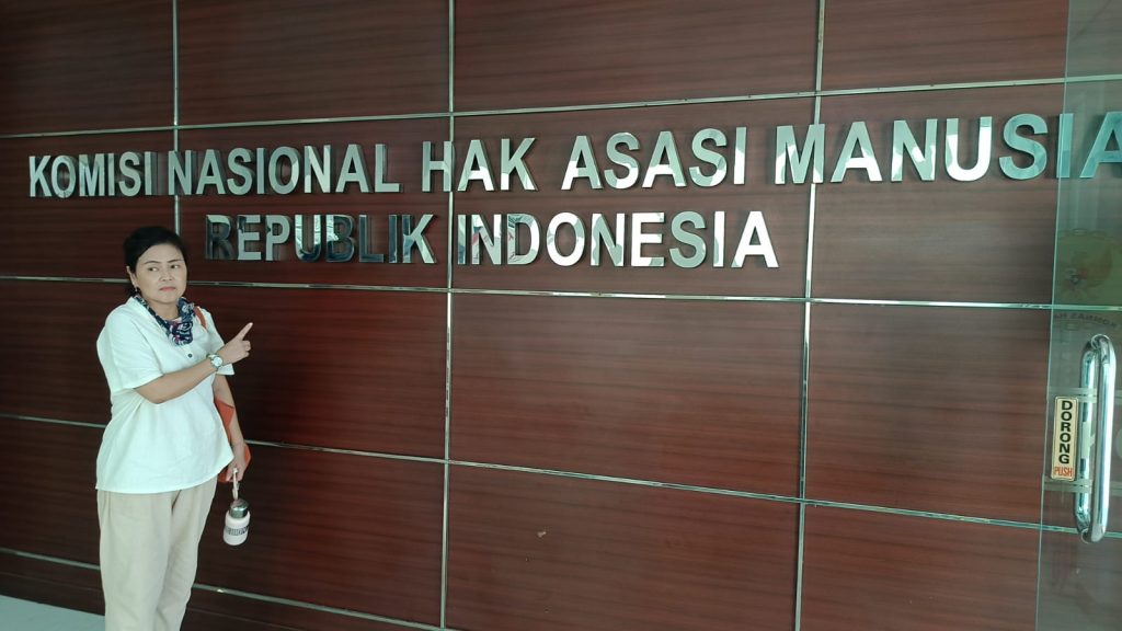 <h4><a href='https://postkotapontianak.com/evi-hon-kirim-pengaduan-ke-kompolnas-dan-sejumlah-lembaga-negara-minta-keadilan/' title='Evi Hon Kirim Pengaduan ke Kompolnas dan Sejumlah Lembaga Negara, Minta Keadilan'>Evi Hon Kirim Pengaduan ke Kompolnas dan Sejumlah Lembaga Negara, Minta Keadilan</a></h4>