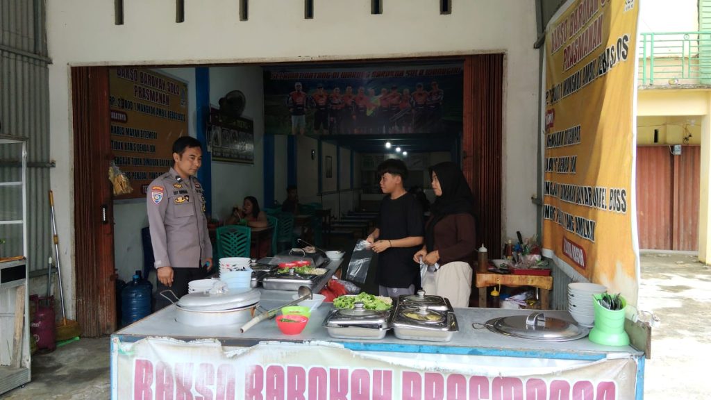 <h4><a href='https://postkotapontianak.com/jaga-kamtibmas-sambil-berbagi-senyum-polisi-patroli-ke-penjual-bakso-di-siang-hari/' title='Jaga Kamtibmas Sambil Berbagi Senyum, Polisi Patroli ke Penjual Bakso di Siang Hari'>Jaga Kamtibmas Sambil Berbagi Senyum, Polisi Patroli ke Penjual Bakso di Siang Hari</a></h4>