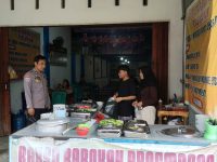 Jaga Kamtibmas Sambil Berbagi Senyum, Polisi Patroli ke Penjual Bakso di Siang Hari