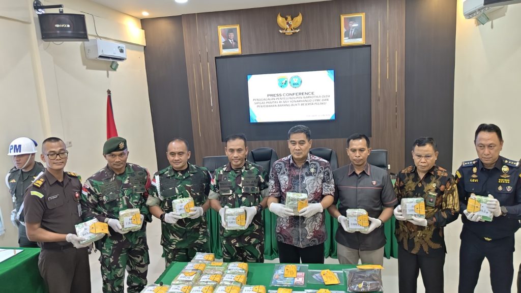 <h4><a href='https://postkotapontianak.com/jalur-tikus-digunakan-selundupkan-214-kg-sabu-satgas-pamtas-bertindak-cepat/' title='Jalur Tikus Digunakan Selundupkan 21,4 Kg Sabu, Satgas Pamtas Bertindak Cepat'>Jalur Tikus Digunakan Selundupkan 21,4 Kg Sabu, Satgas Pamtas Bertindak Cepat</a></h4>