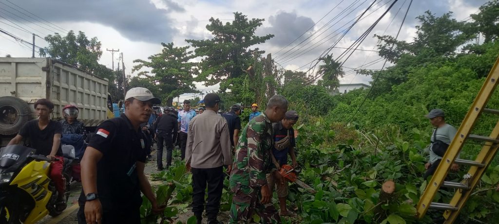 <h4><a href='https://postkotapontianak.com/peduli-keselamatan-warga-babinsa-koramil-1201-01-jungkat-dan-bhabinkamtibmas-pangkas-ranting-pohon-di-bahu-jalan/' title='Peduli Keselamatan Warga, Babinsa Koramil 1201-01/Jungkat dan Bhabinkamtibmas Pangkas Ranting Pohon di Bahu Jalan'>Peduli Keselamatan Warga, Babinsa Koramil 1201-01/Jungkat dan Bhabinkamtibmas Pangkas Ranting Pohon di Bahu Jalan</a></h4>