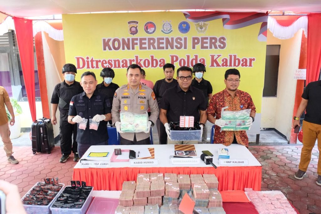 <h4><a href='https://postkotapontianak.com/kembali-ungkap-jaringan-narkoba-polda-kalbar-sita-43-kg-sabu-dan-uang-tunai-38-m/' title='Kembali Ungkap Jaringan Narkoba : Polda Kalbar Sita 4,3 Kg Sabu dan Uang Tunai 3,8 M'>Kembali Ungkap Jaringan Narkoba : Polda Kalbar Sita 4,3 Kg Sabu dan Uang Tunai 3,8 M</a></h4>