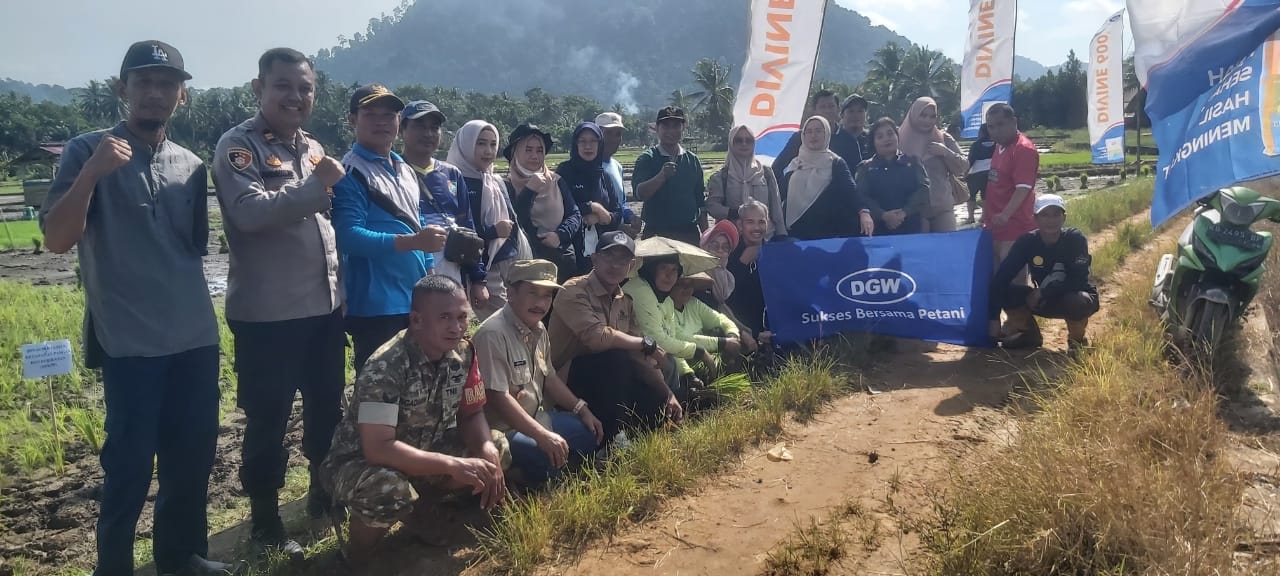 Babinsa Koramil 1201-02/Sungai Pinyuh Dukung Tanam Padi Perdana, Wujudkan Ketahanan Pangan