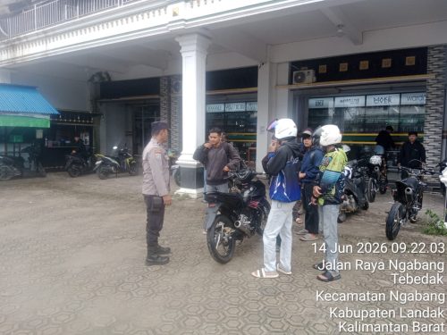 Antisipasi Kecelakaan, Polsek Ngabang Gencarkan Himbauan Langsung ke Pengendara Motor