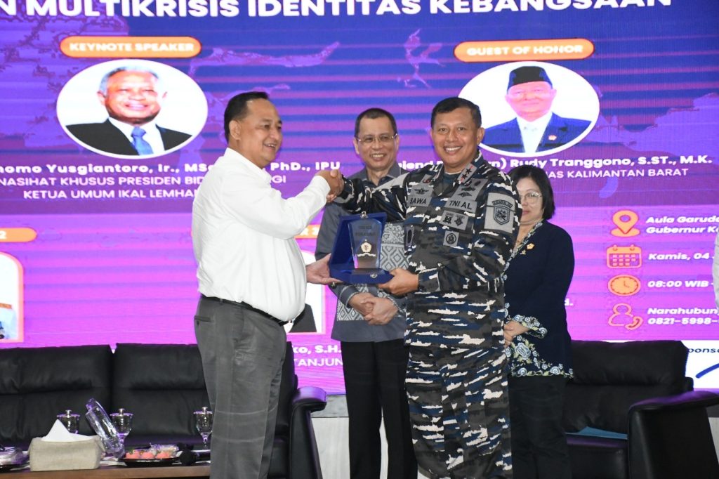 <h4><a href='https://postkotapontianak.com/dankodaeral-xii-jadi-narasumber-seminar-kebangsaan-perkuat-perspektif-maritim-dalam-kebangkitan-nasional/' title='Dankodaeral XII Jadi Narasumber Seminar Kebangsaan, Perkuat Perspektif Maritim dalam Kebangkitan Nasional'>Dankodaeral XII Jadi Narasumber Seminar Kebangsaan, Perkuat Perspektif Maritim dalam Kebangkitan Nasional</a></h4>