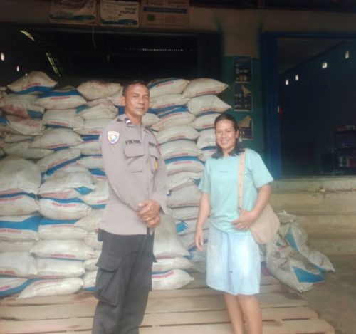 Momen Humanis di Jelimpo: Saat Petani Ambil Pupuk, Polisi Datang Membawa Himbauan dan Senyuman