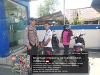 Jaga Keamanan Nasabah, Polisi Sapa Warga yang Hendak Menabung di Bank Kalbar Saat Patroli Siang