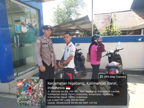 Jaga Keamanan Nasabah, Polisi Sapa Warga yang Hendak Menabung di Bank Kalbar Saat Patroli Siang