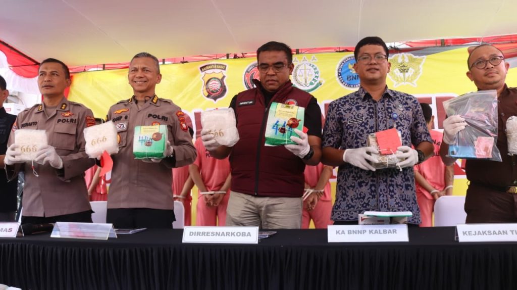 <h4><a href='https://postkotapontianak.com/lagi-ditresnarkoba-polda-kalbar-gagalkan-peredaran-narkoba-miliaran-rupiah-32-tersangka-diamankan/' title='Lagi! Ditresnarkoba Polda Kalbar Gagalkan Peredaran Narkoba Miliaran Rupiah, 32 Tersangka Diamankan'>Lagi! Ditresnarkoba Polda Kalbar Gagalkan Peredaran Narkoba Miliaran Rupiah, 32 Tersangka Diamankan</a></h4>