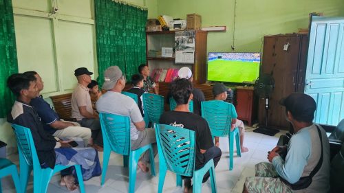 Satukan Kebersamaan Lewat Sepak Bola, Koramil 1201-02/Sungai Pinyuh Gelar Nobar Piala Dunia