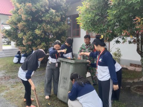 Peduli Tempat Ibadah, Babinsa Bersama Mahasiswa Bersihkan Gereja