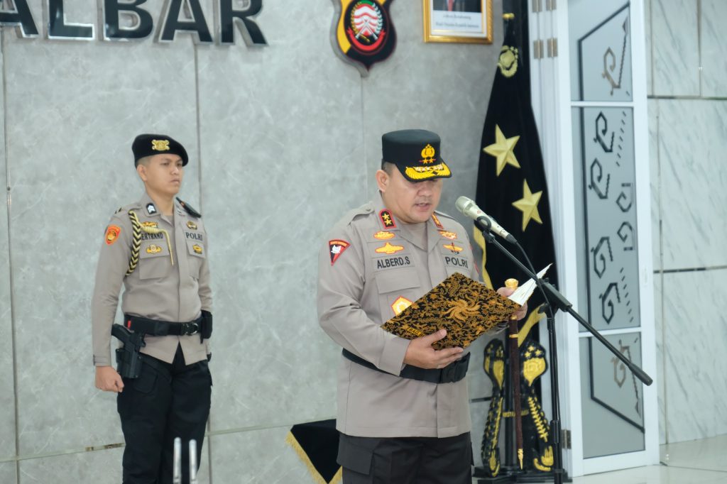 <h4><a href='https://postkotapontianak.com/kapolda-kalbar-pimpin-sertijab-pejabat-utama-dan-beberapa-kapolres-jajaran-polda-kalbar/' title='Kapolda Kalbar pimpin Sertijab Pejabat Utama dan beberapa Kapolres jajaran Polda Kalbar'>Kapolda Kalbar pimpin Sertijab Pejabat Utama dan beberapa Kapolres jajaran Polda Kalbar</a></h4>
