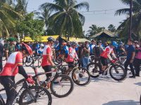 Wakasad Transit di Mempawah, Kodim 1201/Mempawah Sambut Rombongan Gowes Kodam XII/Tpr Sekaligus Salurkan Bansos untuk Warga