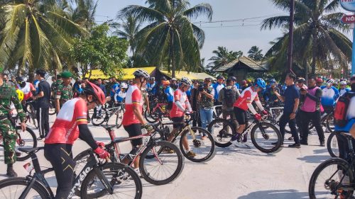 Wakasad Transit di Mempawah, Kodim 1201/Mempawah Sambut Rombongan Gowes Kodam XII/Tpr Sekaligus Salurkan Bansos untuk Warga