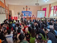 Cegah Judi Online Sejak Dini, Polsek Sungai Tebelian Bekali Siswa Baru SMAN 1 Sungai Tebelian dalam MPLS