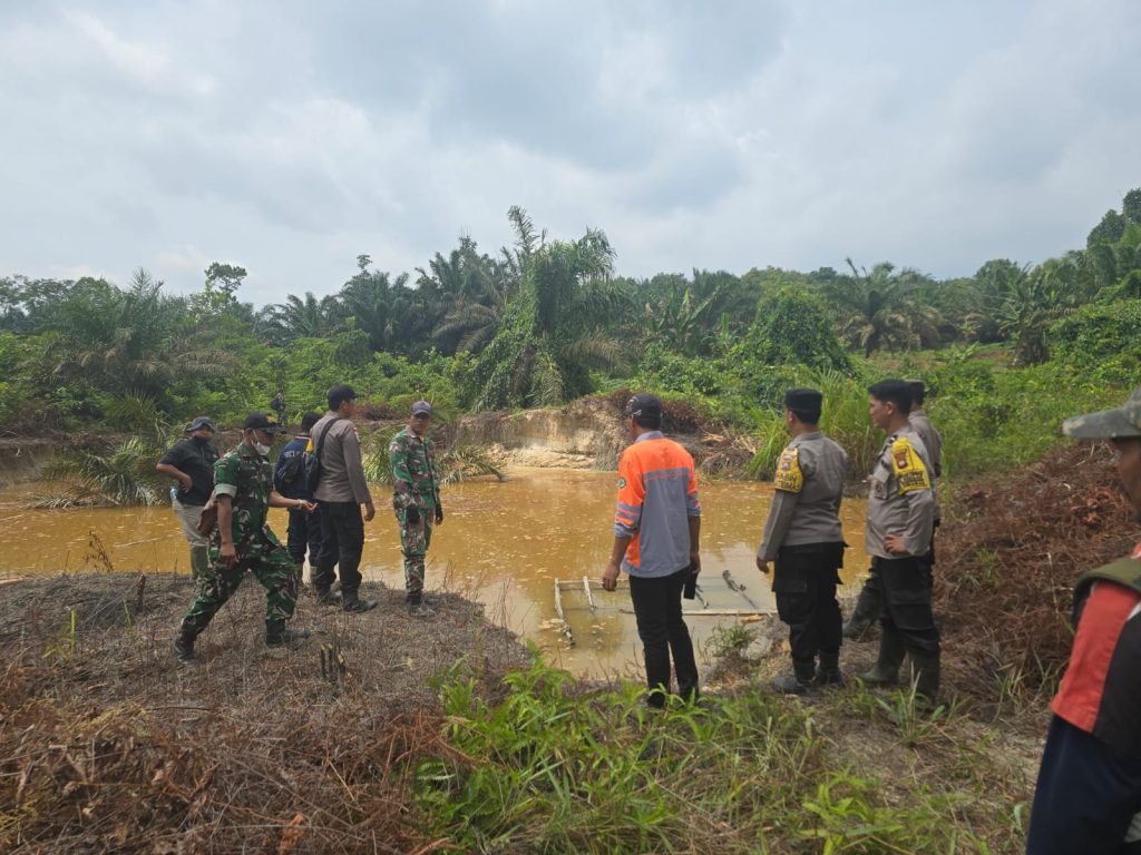 <h4><a href='https://postkotapontianak.com/sinergi-polsek-mandor-pt-grs-tni-dan-tokoh-adat-perkuat-pencegahan-peti-di-kecamatan-mandor/' title='Sinergi Polsek Mandor, PT GRS, TNI, dan Tokoh Adat Perkuat Pencegahan PETI di Kecamatan Mandor'>Sinergi Polsek Mandor, PT GRS, TNI, dan Tokoh Adat Perkuat Pencegahan PETI di Kecamatan Mandor</a></h4>