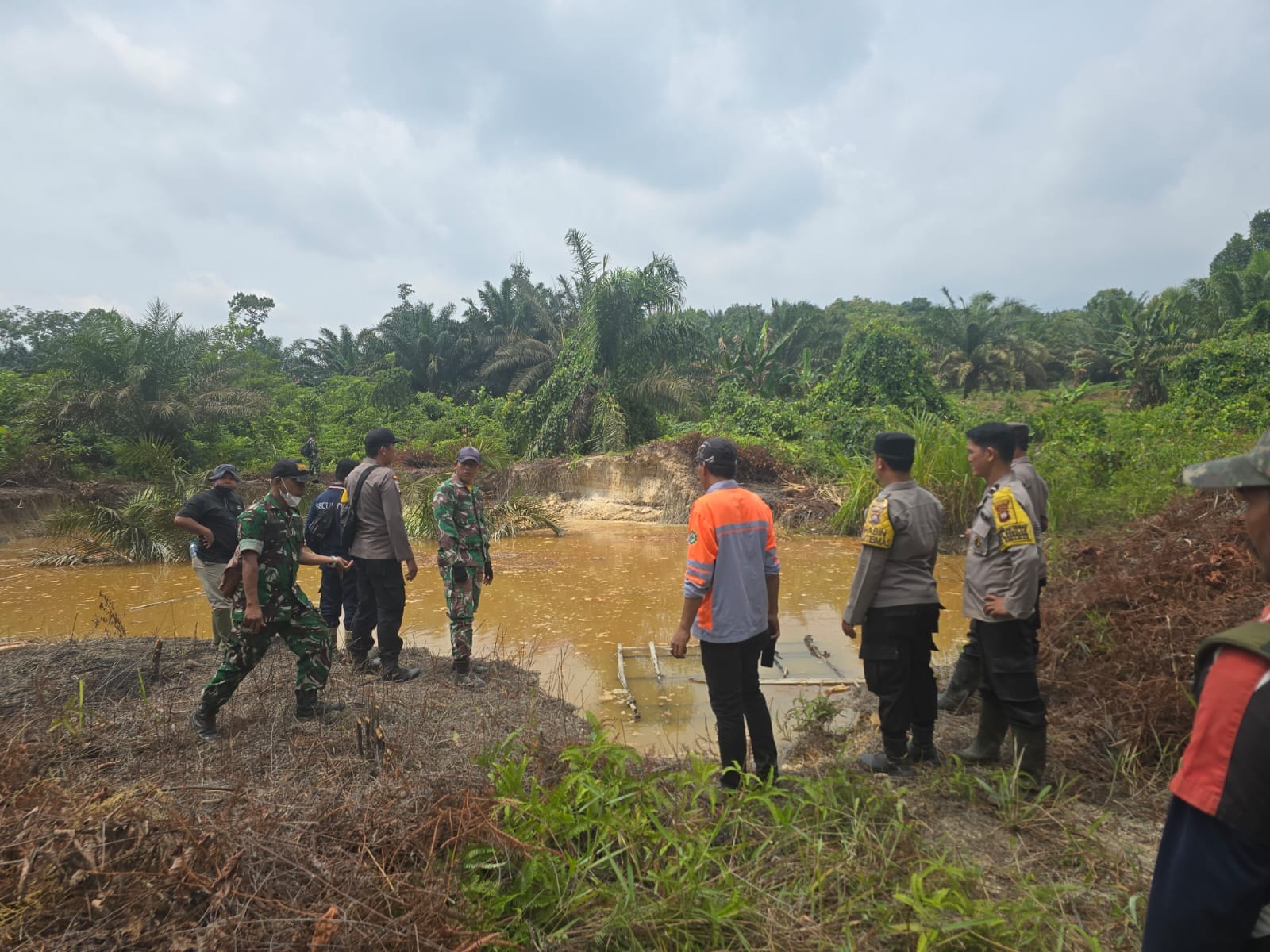 Sinergi Polsek Mandor, PT GRS, TNI, dan Tokoh Adat Perkuat Pencegahan PETI di Kecamatan Mandor