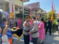 Pergantian Kepemimpinan, Polda Kalbar Gelar Tradisi Penyambutan Untuk Irjen Pol. Alberd Teddy Benhard Sianipar