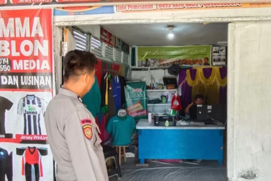<h4><a href='https://postkotapontianak.com/polisi-sambangi-penjahit-di-sungai-tebelian-kapolres-sintang-ingatkan-waspada-modus-kejahatan-baru/' title='Polisi Sambangi Penjahit di Sungai Tebelian, Kapolres Sintang Ingatkan Waspada Modus Kejahatan Baru'>Polisi Sambangi Penjahit di Sungai Tebelian, Kapolres Sintang Ingatkan Waspada Modus Kejahatan Baru</a></h4>