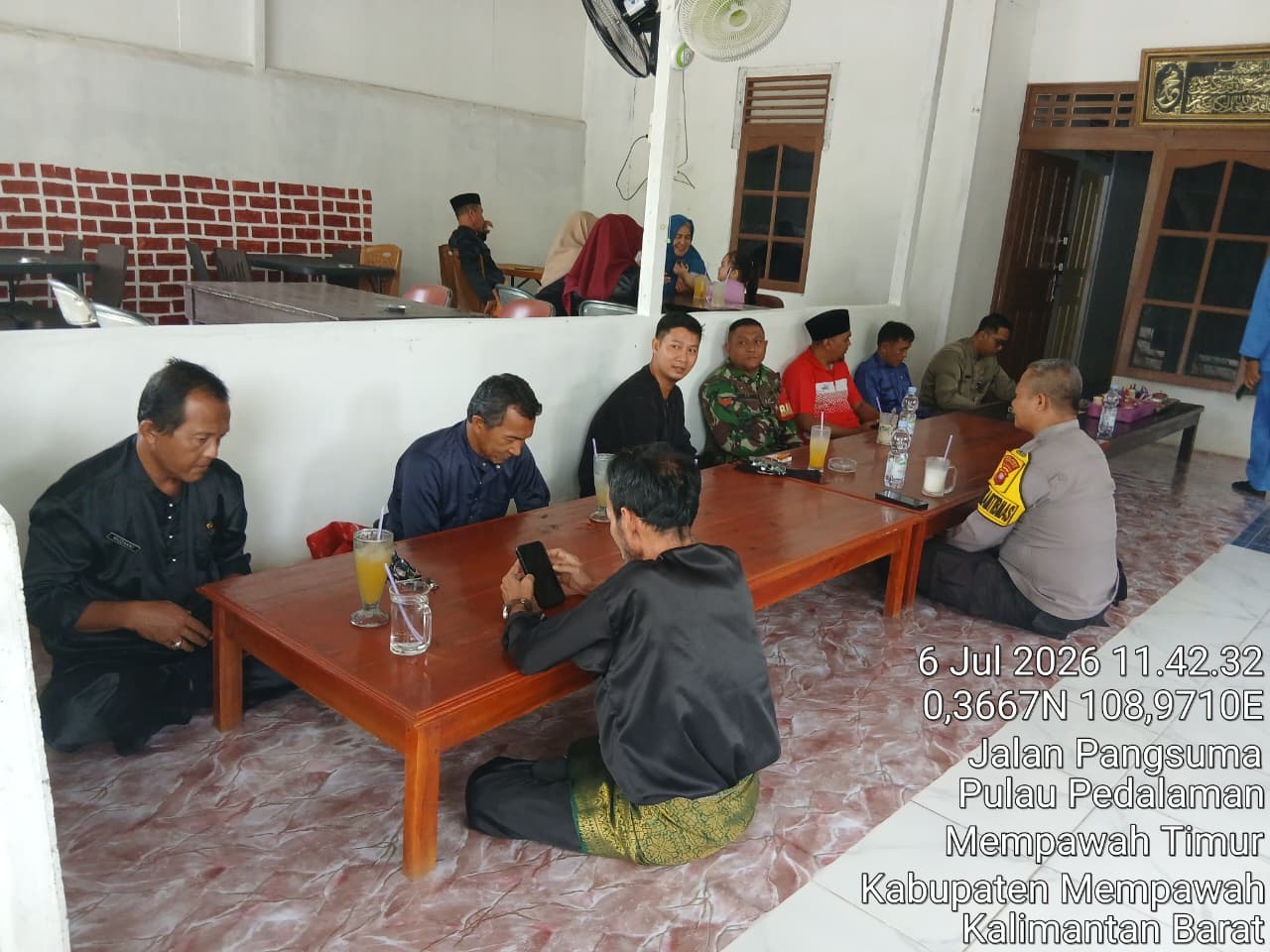Pererat Silaturahmi, Babinsa Koramil 1201-03/Mempawah Hilir Gelar Komsos pada Pembubaran Panitia Lokal Turnamen Bola Voli Pordezon