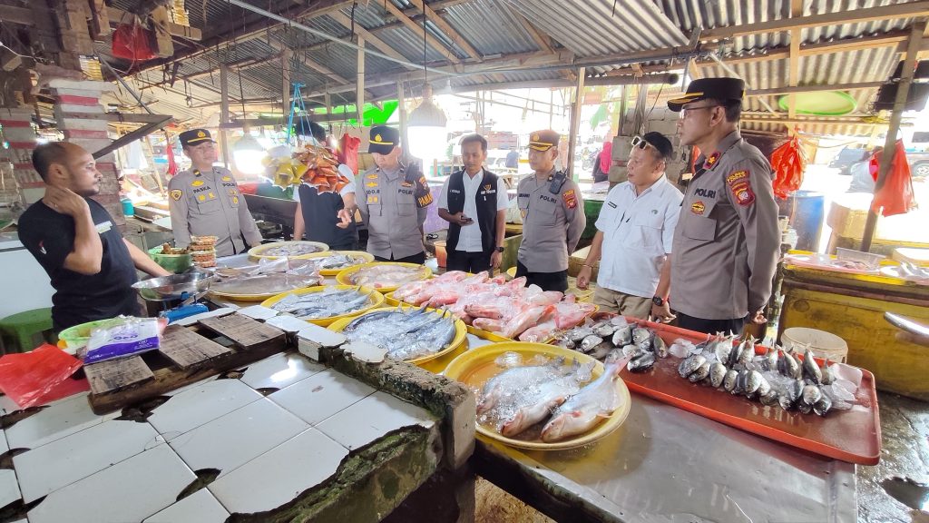 <h4><a href='https://postkotapontianak.com/polres-landak-turun-langsung-cek-harga-dan-ketersediaan-bapokting-antisipasi-inflasi-hingga-kelangkaan-bbm/' title='Polres Landak Turun Langsung Cek Harga dan Ketersediaan Bapokting, Antisipasi Inflasi hingga Kelangkaan BBM'>Polres Landak Turun Langsung Cek Harga dan Ketersediaan Bapokting, Antisipasi Inflasi hingga Kelangkaan BBM</a></h4>
