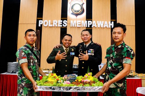 Bawa Tumpeng ke Polres, Dandim 1201/Mempawah Pererat Sinergitas TNI–Polri di Hari Bhayangkara ke-80