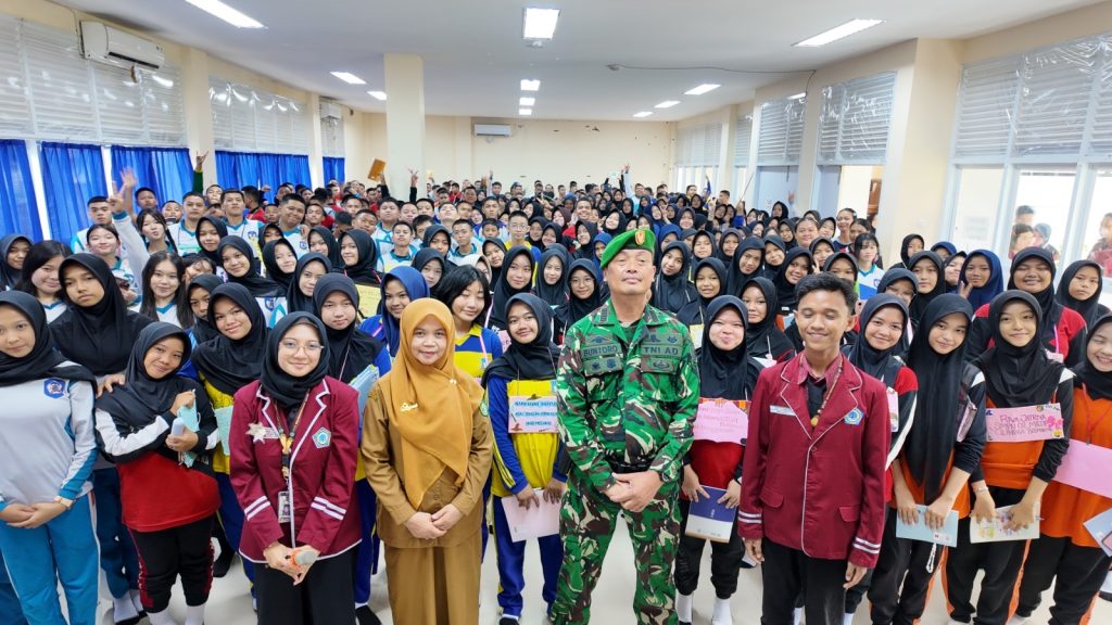 <h4><a href='https://postkotapontianak.com/tanamkan-semangat-cinta-tanah-air-danramil-1201-03-mempawah-hilir-berikan-wawasan-bela-negara-kepada-siswa-mpls-sma-negeri-1-mempawah-hilir/' title='Tanamkan Semangat Cinta Tanah Air, Danramil 1201-03/Mempawah Hilir Berikan Wawasan Bela Negara kepada Siswa MPLS SMA Negeri 1 Mempawah Hilir'>Tanamkan Semangat Cinta Tanah Air, Danramil 1201-03/Mempawah Hilir Berikan Wawasan Bela Negara kepada Siswa MPLS SMA Negeri 1 Mempawah Hilir</a></h4>