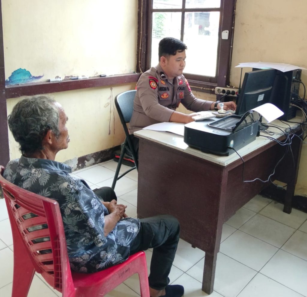 <h4><a href='https://postkotapontianak.com/pelayanan-humanis-polsek-ngabang-warga-dipermudah-urus-laporan-kehilangan-ktp/' title='Pelayanan Humanis Polsek Ngabang, Warga Dipermudah Urus Laporan Kehilangan KTP'>Pelayanan Humanis Polsek Ngabang, Warga Dipermudah Urus Laporan Kehilangan KTP</a></h4>