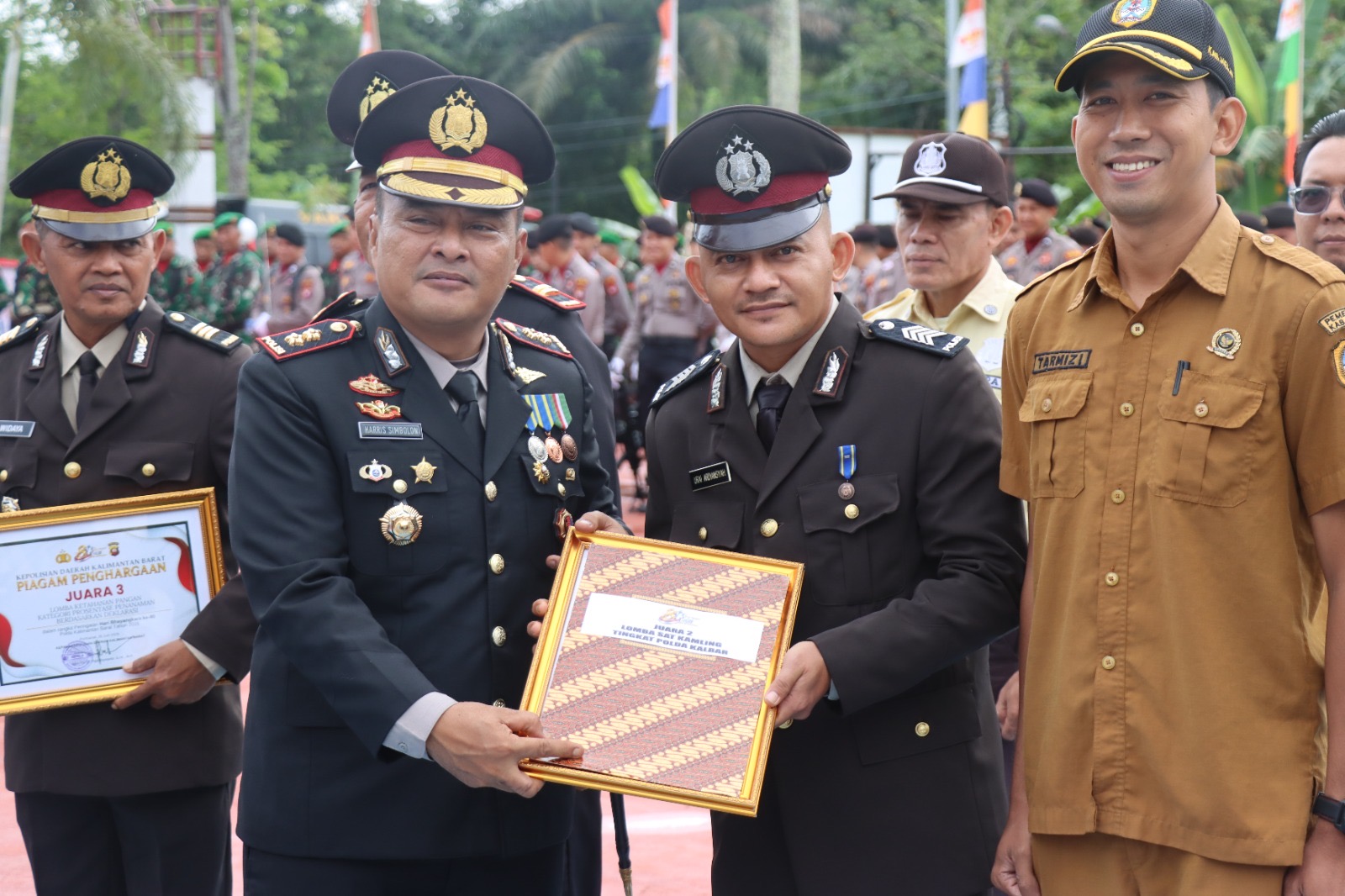 Polres Melawi Gelar Upacara Hari Bhayangkara ke-80, Berikan Penghargaan kepada Personel dan Mitra Berprestasi