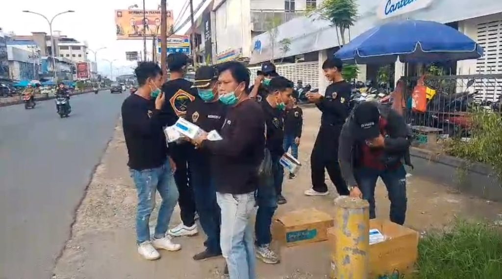 <h4><a href='https://postkotapontianak.com/asap-tebal-selimuti-pontianak-lembaga-kekerabatan-melayu-bagi-masker/' title='Asap Tebal Selimuti Pontianak, Lembaga Kekerabatan Melayu Bagi Masker'>Asap Tebal Selimuti Pontianak, Lembaga Kekerabatan Melayu Bagi Masker</a></h4>