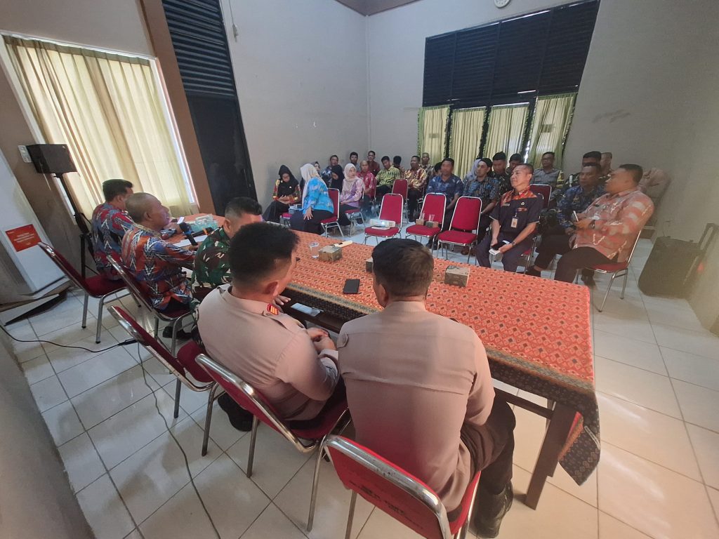<h4><a href='https://postkotapontianak.com/tni-polri-dan-forkopimcam-bersinergi-matangkan-persiapan-hut-ke-81-ri-di-sui-pinyuh/' title='TNI, Polri dan Forkopimcam Bersinergi Matangkan Persiapan HUT ke-81 RI di Sui Pinyuh'>TNI, Polri dan Forkopimcam Bersinergi Matangkan Persiapan HUT ke-81 RI di Sui Pinyuh</a></h4>