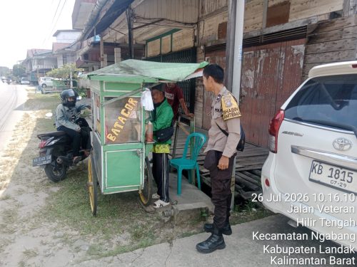 Hari Libur Tak Kendurkan Pengabdian: Bhabinkamtibmas Ngabang Sambangi Penjual Batagor, Imbau Waspada Kejahatan Siang Hari