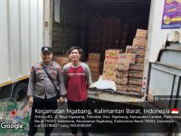 Saat Patroli Siang, Polisi Ngabang Temui Warga Bongkar Barang, Ini Pesan yang Disampaikan