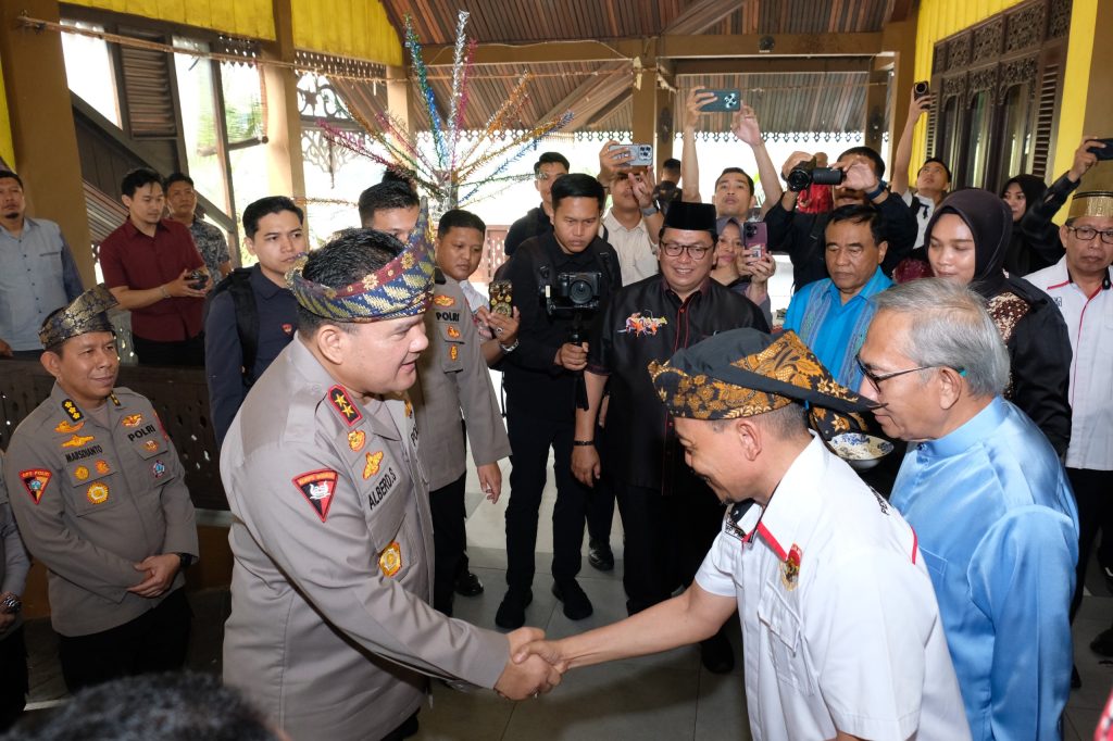 <h4><a href='https://postkotapontianak.com/perkuat-solidaritas-dan-kamtibmas-kapolda-kalbar-bangun-sinergi-bersama-mitra-strategis/' title='Perkuat Solidaritas dan Kamtibmas, Kapolda Kalbar Bangun Sinergi Bersama Mitra Strategis'>Perkuat Solidaritas dan Kamtibmas, Kapolda Kalbar Bangun Sinergi Bersama Mitra Strategis</a></h4>