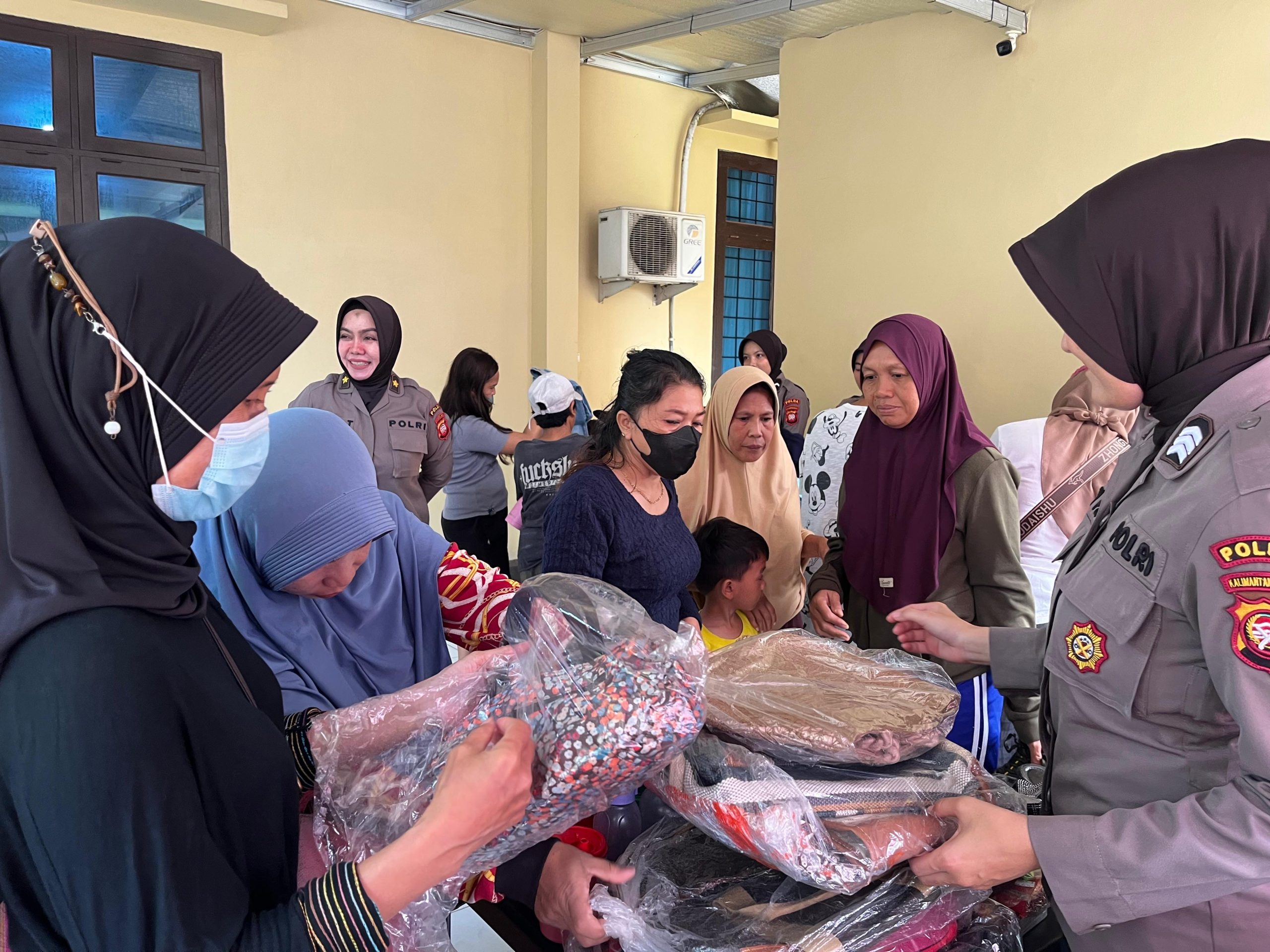 Semarak Hari Jadi Polwan Ke-78,Polwan Polda Kalbar Berbagi Barang Layak Pakai Untuk Masyarakat