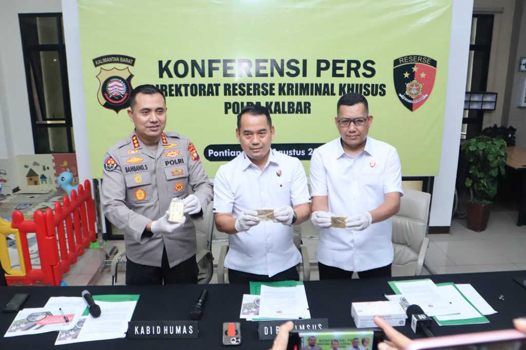 <h4><a href='https://postkotapontianak.com/kembali-ungkap-aktivitas-tambang-ilegal-polda-kalbar-amankan-13-tersangka-dan-sita-34-kg-emas/' title='Kembali Ungkap Aktivitas Tambang Ilegal: Polda Kalbar Amankan 13 Tersangka dan Sita 3,4 Kg Emas'>Kembali Ungkap Aktivitas Tambang Ilegal: Polda Kalbar Amankan 13 Tersangka dan Sita 3,4 Kg Emas</a></h4>