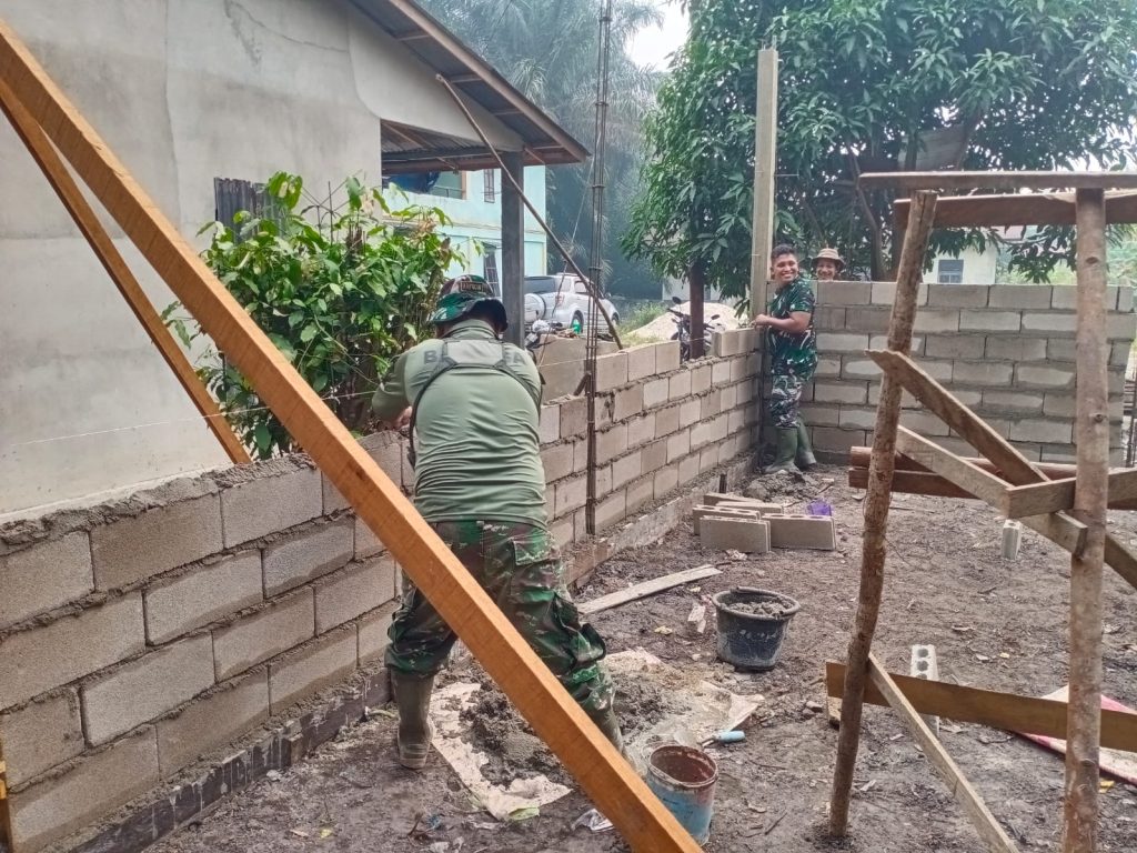 <h4><a href='https://postkotapontianak.com/babinsa-turun-tangan-warga-kecurit-gotong-royong-wujudkan-rumah-layak-huni/' title='Babinsa Turun Tangan, Warga Kecurit Gotong Royong Wujudkan Rumah Layak Huni'>Babinsa Turun Tangan, Warga Kecurit Gotong Royong Wujudkan Rumah Layak Huni</a></h4>