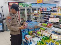 Humanis! Polisi Sungai Tebelian Beri Himbauan Langsung ke Karyawan Toko Saat Cek Produk Kedaluwarsa