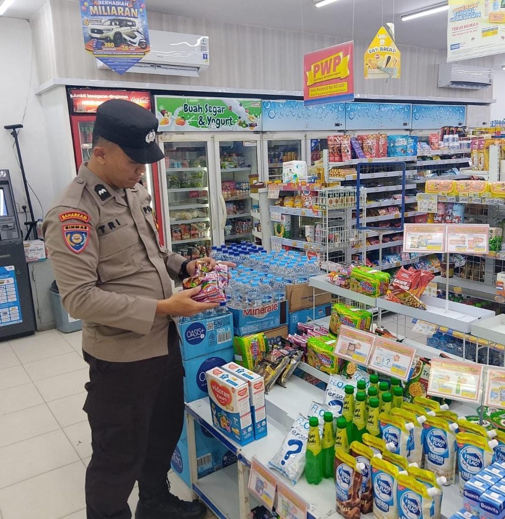 <h4><a href='https://postkotapontianak.com/humanis-polisi-sungai-tebelian-beri-himbauan-langsung-ke-karyawan-toko-saat-cek-produk-kedaluwarsa/' title='Humanis! Polisi Sungai Tebelian Beri Himbauan Langsung ke Karyawan Toko Saat Cek Produk Kedaluwarsa'>Humanis! Polisi Sungai Tebelian Beri Himbauan Langsung ke Karyawan Toko Saat Cek Produk Kedaluwarsa</a></h4>