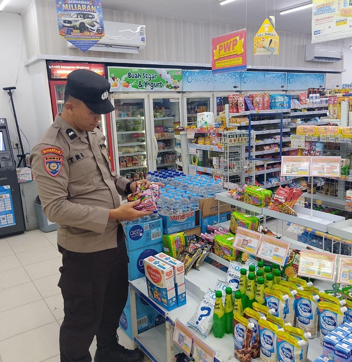 Humanis! Polisi Sungai Tebelian Beri Himbauan Langsung ke Karyawan Toko Saat Cek Produk Kedaluwarsa