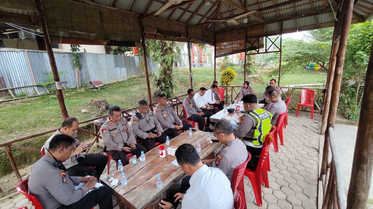 Coffee Morning dan Anev Mingguan, Kapolres Landak Tekankan Evaluasi Kinerja untuk Tingkatkan Pelayanan Masyarakat
