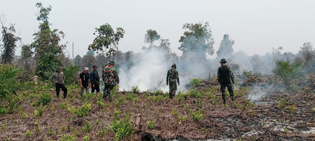 <h4><a href='https://postkotapontianak.com/gerak-cepat-tangani-hotspot-koramil-mempawah-hilir-padamkan-karhutla-di-sengkubang/' title='Gerak Cepat Tangani Hotspot, Koramil Mempawah Hilir Padamkan Karhutla di Sengkubang'>Gerak Cepat Tangani Hotspot, Koramil Mempawah Hilir Padamkan Karhutla di Sengkubang</a></h4>