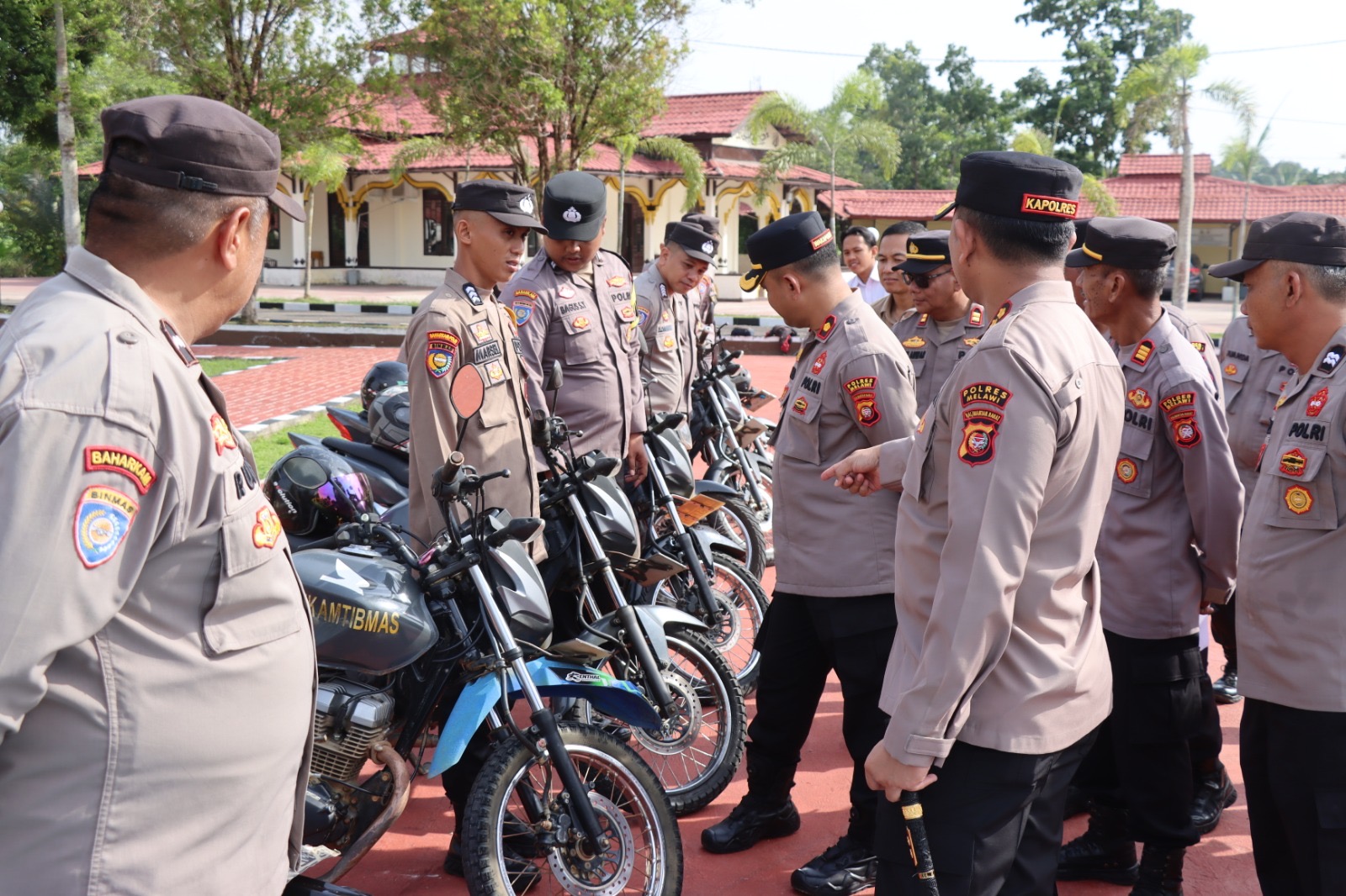 Kapolres Melawi Periksa Kesiapan Bhabinkamtibmas dan Kendaraan Dalam Tugas