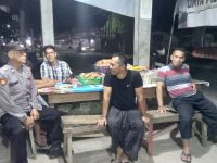 Duduk Bersama Warga di Tengah Patroli Malam, Polisi Mandor Titip Pesan Kamtibmas