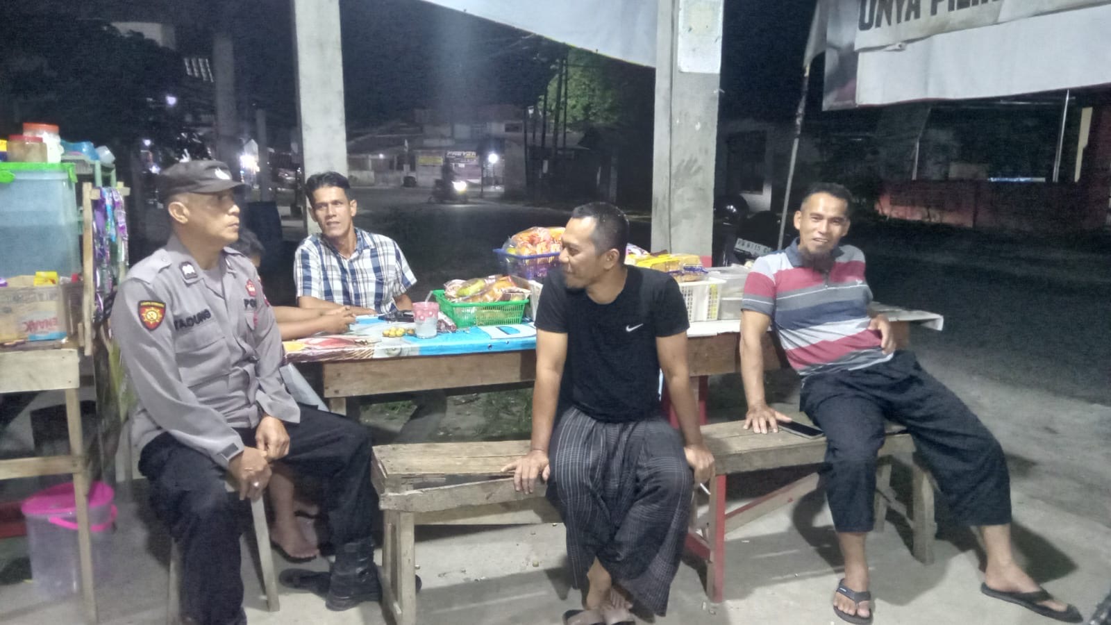 Duduk Bersama Warga di Tengah Patroli Malam, Polisi Mandor Titip Pesan Kamtibmas