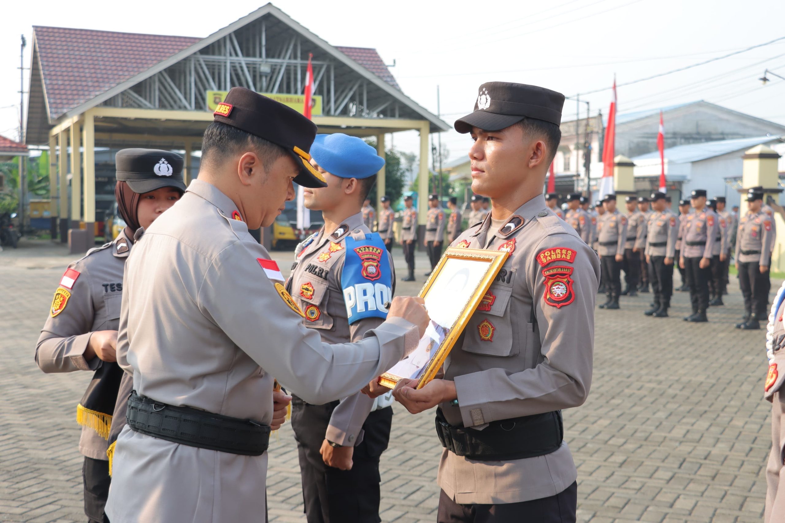 Kapolres Sambas Pimpin Upacara PTDH Personel, Komitmen Tegakkan Disiplin Dan Kode Etik