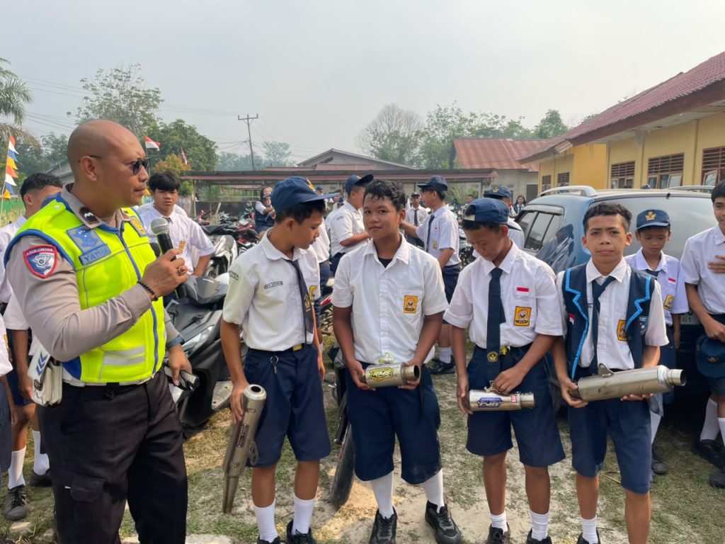 <h4><a href='https://postkotapontianak.com/polisi-jadi-pembina-upacara-di-smpn-9-ngabang-siswa-diingatkan-stop-knalpot-brong-dan-bullying/' title='Polisi Jadi Pembina Upacara di SMPN 9 Ngabang, Siswa Diingatkan Stop Knalpot Brong dan Bullying'>Polisi Jadi Pembina Upacara di SMPN 9 Ngabang, Siswa Diingatkan Stop Knalpot Brong dan Bullying</a></h4>