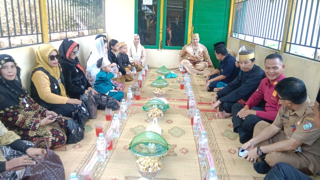 <h4><a href='https://postkotapontianak.com/ziarah-akbar-opu-daeng-manambon-tni-bersama-masyarakat-jaga-warisan-budaya-mempawah-mempawah-ziarah-akbar-di-makam-opu-daeng-manambon-dusun-sebukit-rama-desa-pasir-kecamatan-mempawah-hi/' title='Ziarah Akbar Opu Daeng Manambon, TNI Bersama Masyarakat Jaga Warisan Budaya Mempawah  MEMPAWAH – Ziarah Akbar di Makam Opu Daeng Manambon, Dusun Sebukit Rama, Desa Pasir, Kecamatan Mempawah Hilir, Kabupaten Mempawah, berlangsung khidmat, Selasa (11/8/2026). Tradisi tahunan yang menjadi bagian dari rangkaian Robo’-Robo’ Keraton Amantubillah tersebut diikuti Raja Mempawah XIV Mohammad Hafizh Adinugraha, ST., bersama keluarga, unsur Forkopimda, tokoh agama, tokoh masyarakat, serta sekitar 100 warga.  Kegiatan diawali kedatangan Raja Mempawah XIV bersama rombongan yang disambut unsur Forkopimda. Ziarah kemudian dilanjutkan dengan pembacaan Surat Yasin, tahlil dan doa arwah sebagai bentuk penghormatan kepada Opu Daeng Manambon sebagai leluhur Kerajaan Mempawah.  Mewakili Dandim 1201/Mempawah, Danramil 1201-03/Mempawah Hilir Kapten Arm. Buntoro mengatakan, kehadiran TNI dalam kegiatan tersebut merupakan bentuk dukungan terhadap tradisi dan budaya masyarakat Mempawah.  “Ziarah ini bukan sekadar kegiatan tahunan, tetapi menjadi momentum untuk mengenang leluhur sekaligus menjaga nilai-nilai budaya agar tetap hidup di tengah masyarakat. TNI tentu mendukung dan ikut menjaga tradisi positif seperti ini,” ujar Kapten Arm. Buntoro.  Ia menambahkan, keterlibatan berbagai unsur dalam kegiatan tersebut menunjukkan kuatnya semangat kebersamaan masyarakat Mempawah. “Semoga tradisi ini terus diwariskan kepada generasi muda, sehingga mereka mengenal sejarah daerahnya dan semakin bangga dengan budaya sendiri,” tambahnya.  Untuk memastikan kegiatan berjalan aman dan nyaman, personel Koramil 1201-03/Mempawah Hilir bersama Polres dan Polsek Mempawah Hilir, Satpol PP serta Dishub Kabupaten Mempawah turut melaksanakan pengamanan. Seluruh rangkaian Ziarah Akbar selesai sekitar pukul 10.30 WIB dalam keadaan aman, tertib dan kondusif.'>Ziarah Akbar Opu Daeng Manambon, TNI Bersama Masyarakat Jaga Warisan Budaya Mempawah  MEMPAWAH – Ziarah Akbar di Makam Opu Daeng Manambon, Dusun Sebukit Rama, Desa Pasir, Kecamatan Mempawah Hilir, Kabupaten Mempawah, berlangsung khidmat, Selasa (11/8/2026). Tradisi tahunan yang menjadi bagian dari rangkaian Robo’-Robo’ Keraton Amantubillah tersebut diikuti Raja Mempawah XIV Mohammad Hafizh Adinugraha, ST., bersama keluarga, unsur Forkopimda, tokoh agama, tokoh masyarakat, serta sekitar 100 warga.  Kegiatan diawali kedatangan Raja Mempawah XIV bersama rombongan yang disambut unsur Forkopimda. Ziarah kemudian dilanjutkan dengan pembacaan Surat Yasin, tahlil dan doa arwah sebagai bentuk penghormatan kepada Opu Daeng Manambon sebagai leluhur Kerajaan Mempawah.  Mewakili Dandim 1201/Mempawah, Danramil 1201-03/Mempawah Hilir Kapten Arm. Buntoro mengatakan, kehadiran TNI dalam kegiatan tersebut merupakan bentuk dukungan terhadap tradisi dan budaya masyarakat Mempawah.  “Ziarah ini bukan sekadar kegiatan tahunan, tetapi menjadi momentum untuk mengenang leluhur sekaligus menjaga nilai-nilai budaya agar tetap hidup di tengah masyarakat. TNI tentu mendukung dan ikut menjaga tradisi positif seperti ini,” ujar Kapten Arm. Buntoro.  Ia menambahkan, keterlibatan berbagai unsur dalam kegiatan tersebut menunjukkan kuatnya semangat kebersamaan masyarakat Mempawah. “Semoga tradisi ini terus diwariskan kepada generasi muda, sehingga mereka mengenal sejarah daerahnya dan semakin bangga dengan budaya sendiri,” tambahnya.  Untuk memastikan kegiatan berjalan aman dan nyaman, personel Koramil 1201-03/Mempawah Hilir bersama Polres dan Polsek Mempawah Hilir, Satpol PP serta Dishub Kabupaten Mempawah turut melaksanakan pengamanan. Seluruh rangkaian Ziarah Akbar selesai sekitar pukul 10.30 WIB dalam keadaan aman, tertib dan kondusif.</a></h4>